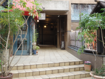 道順04 205の場合は右手の階段にて2階まで上がる