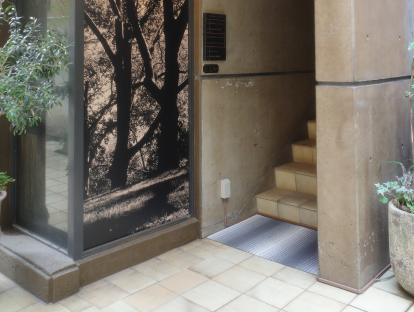 道順05 301の場合は中庭の先にある階段を3階まで上がる